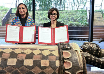 La France restitue le « tambour parlant » Djidji Ayôkwé à la Côte d’Ivoire : un symbole fort de mémoire et de réparation