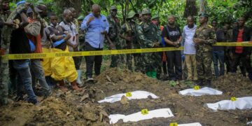 Uvira : la découverte de fosses communes ravive l’accusation de crimes de guerre dans l’Est de la RDC