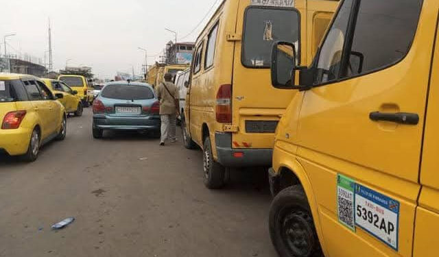 Kinshasa : les chauffeurs appelés à reprendre la route après un compromis avec les autorités