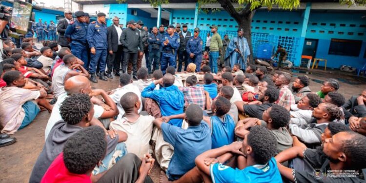 RDC : l’opération Ndobo contre les kuluna se durcit à Kinshasa malgré les critiques