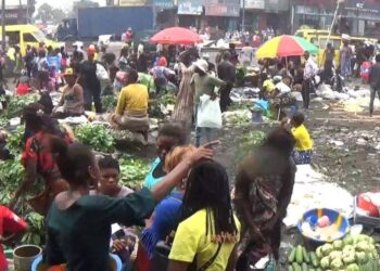 Kinshasa : le marché Selembao sombre dans l’insalubrité et les eaux usées