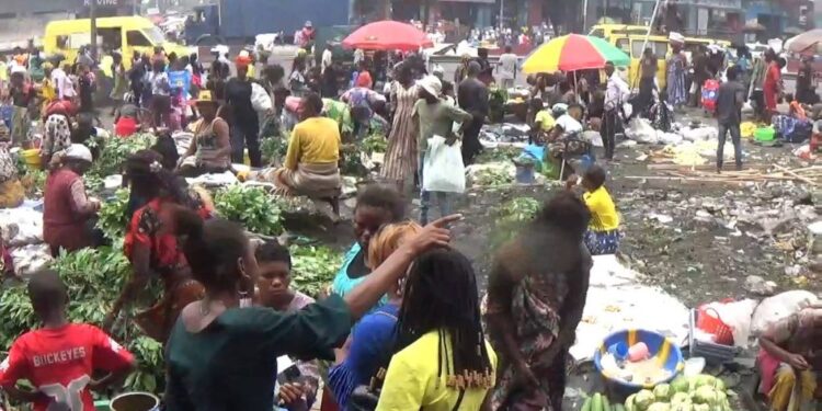 Kinshasa : le marché Selembao sombre dans l’insalubrité et les eaux usées