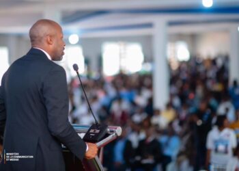 RDC : Patrick Muyaya mobilise la jeunesse de Kikwit contre la désinformation autour des Accords de Washington