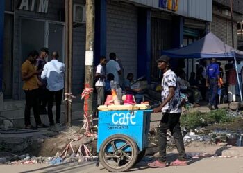 Kinshasa : le café de rue s’impose comme le petit-déjeuner des travailleurs pressés