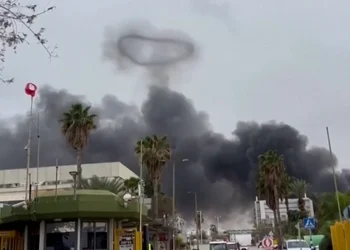 Abou Dhabi : incendie dans une usine pétrochimique après une attaque iranienne interceptée