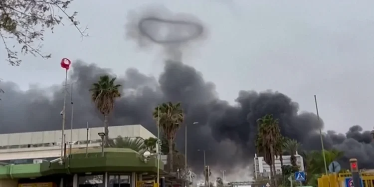 Abou Dhabi : incendie dans une usine pétrochimique après une attaque iranienne interceptée