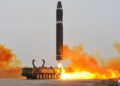 Corée du Nord : nouveaux essais de missiles à sous-munitions sous l’œil de Kim Jong Un