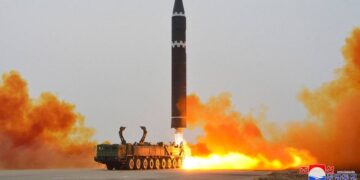 Corée du Nord : nouveaux essais de missiles à sous-munitions sous l’œil de Kim Jong Un