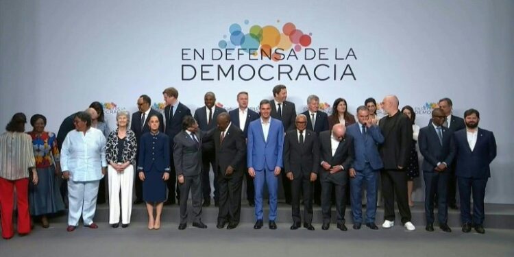 Barcelone contre Milan : deux Europes se font face, Lula et Sheinbaum rejoignent le camp progressiste