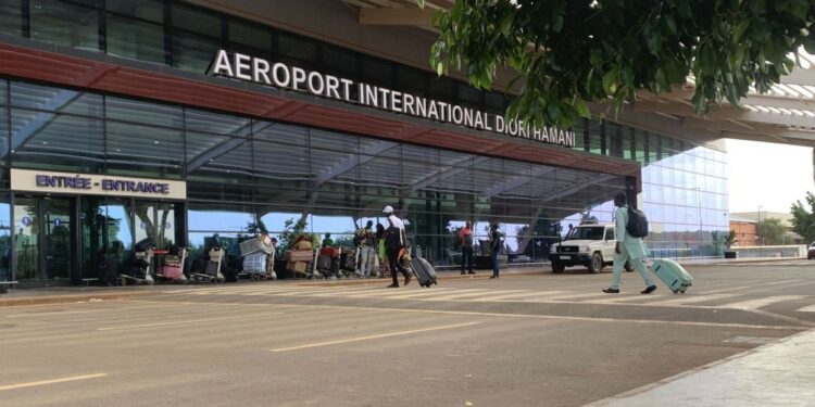 Niger : l’aéroport stratégique de Niamey attaqué, un nouveau défi sécuritaire pour l’Alliance des États du Sahel
