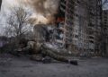 Ukraine : huit morts dans de nouvelles frappes russes, le front diplomatique reste ouvert