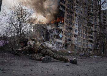 Ukraine : huit morts dans de nouvelles frappes russes, le front diplomatique reste ouvert