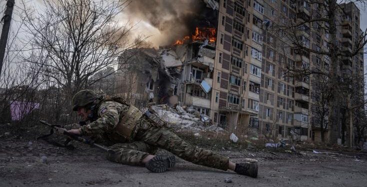 Ukraine : huit morts dans de nouvelles frappes russes, le front diplomatique reste ouvert