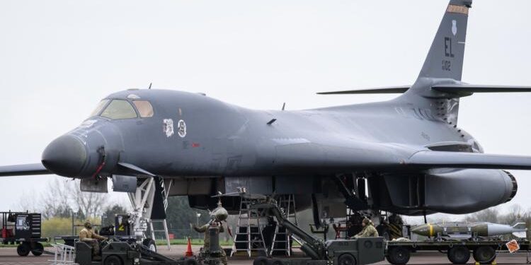 États-Unis–Royaume-Uni : Washington retire ses bombardiers B-1 de RAF Fairford après de nouvelles menaces
