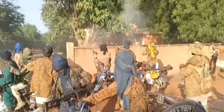 Sahel : le JNIM et l’État islamique s’affrontent dans des combats meurtriers à la frontière Mali–Burkina Faso